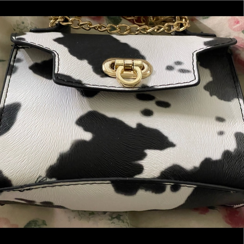 Cow-print mini purse .(SHEIN)